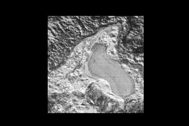 Ślad dawnego plutońskiego jeziora ciekłego azotu? /NASA