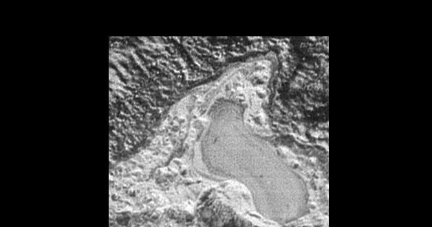 Ślad dawnego plutońskiego jeziora ciekłego azotu? /NASA