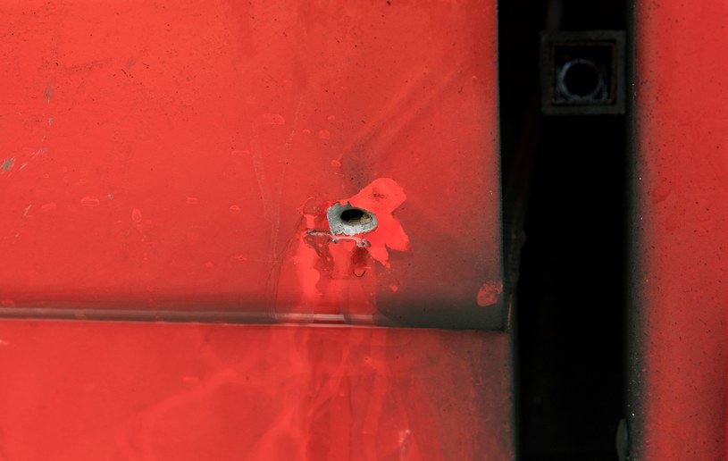Ślad po kuli na drzwiach samochodu w Ałmaty /ALEXANDR BOGDANOV/AFP /AFP