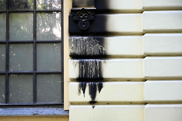 Ślad po próbie podpalenia na ścianie synagogi Nożyków w Warszawie /SERGEI GAPON/AFP /East News