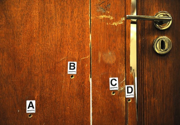 Ślady po kulach w drzwiach łazienki w domu Oscara Pistoriusa /ANTOINE DE RAS/POOL /PAP/EPA