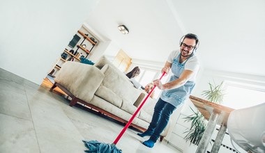 Ślady soli na kafelkach spędzają ci sen z powiek? Zrób zimowy płyn do podłóg, a zapomnisz o problemie