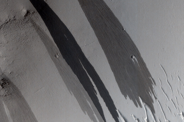 Ślady strumieni, czy lawiny? /NASA/JPL/University of Arizona  /materiały prasowe