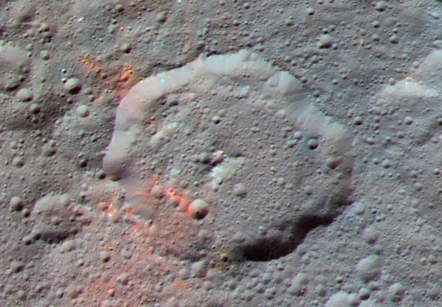 Ślady substancji organicznych w rejonie krateru Ernutet /NASA/JPL-Caltech/UCLA/MPS/DLR/IDA /materiały prasowe