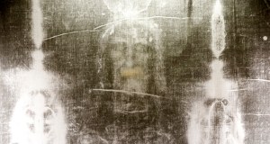 Ślady zwierząt i roślin odkryte na Całunie Turyńskim. To nie wszystko