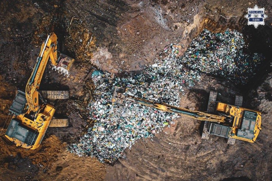 Śląscy policjanci rozbili kolejną zorganizowaną grupę przestępczą zajmującą się nielegalnym składowaniem odpadów /Śląska policja /