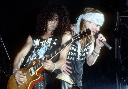 Slash i Axl Roses w czasach, gdy jeszcze potrafili stanąć obok siebie - fot. Michael Ochs Archives /Getty Images/Flash Press Media