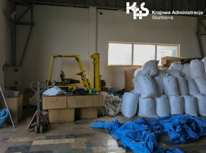 Śląska Krajowa Administracja Skarbowa (KAS) zlikwidowała krajalnię tytoniu na terenie powiatu kłobuckiego  i magazyn z nielegalnym alkoholem w Bytomiu /KAS /