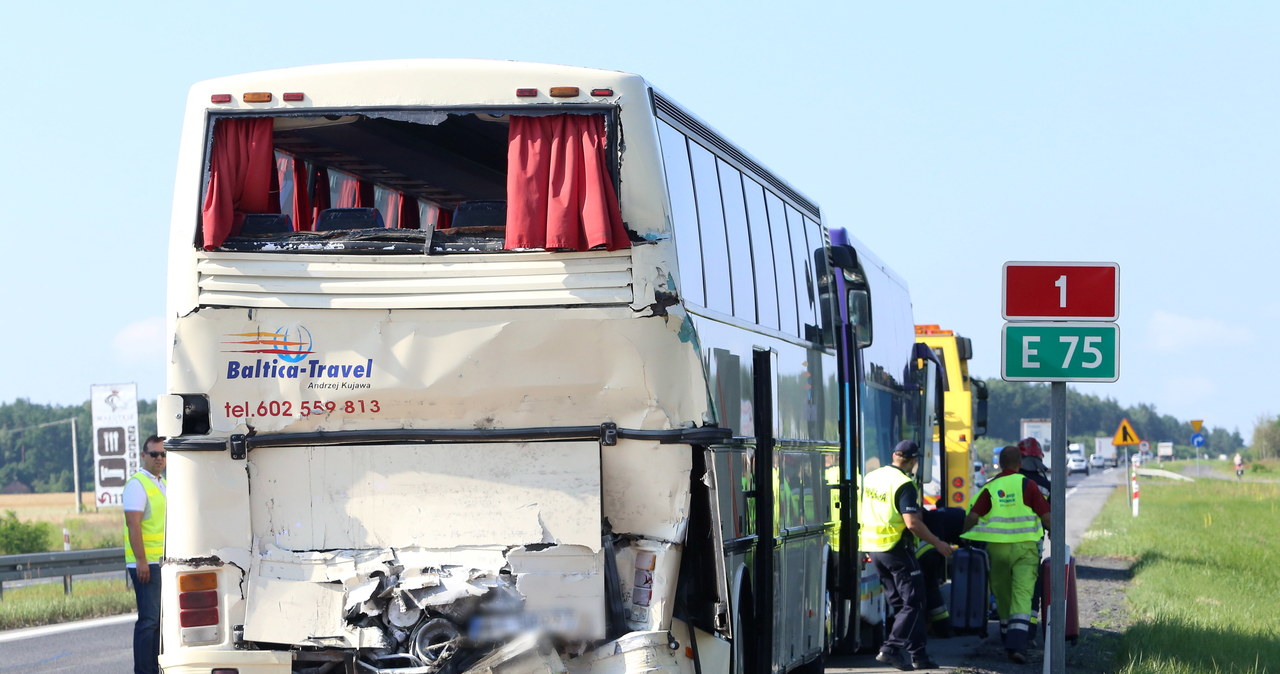 Śląskie: Ciężarówka uderzyła w autobus wiozący dzieci