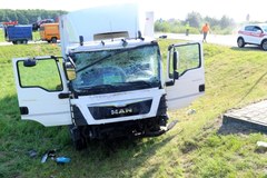 Śląskie: Ciężarówka uderzyła w autobus wiozący dzieci