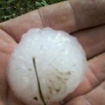 Śląskie: Grad wybijał dziury w dachach i uszkadzał samochody