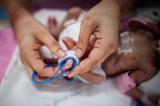 Śląskie: Miesięczne niemowlę zmarło, rodzice zatrzymani