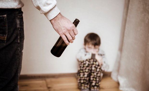 Śląskie: Pijani rodzice zajmowali się dwójką dzieci