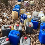 Śląskie: Pojemniki z żrącą substancją w lesie w Zbrosławicach [ZDJĘCIA]