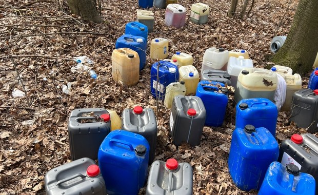 Śląskie: Pojemniki z żrącą substancją w lesie w Zbrosławicach [ZDJĘCIA]