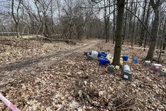 Śląskie: Pojemniki znalezione w lesie w Zbrosławicach 