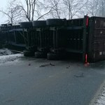 ​Śląskie: Wypadek ciężarówki i dwóch aut osobowych. Jedna osoba ranna