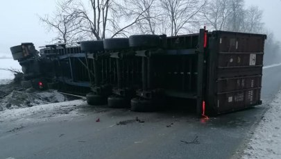 ​Śląskie: Wypadek ciężarówki i dwóch aut osobowych. Jedna osoba ranna