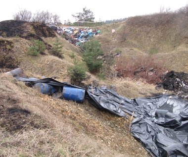 Śląskie: Znaleziono prawie sto beczek z niebezpiecznymi chemikaliami