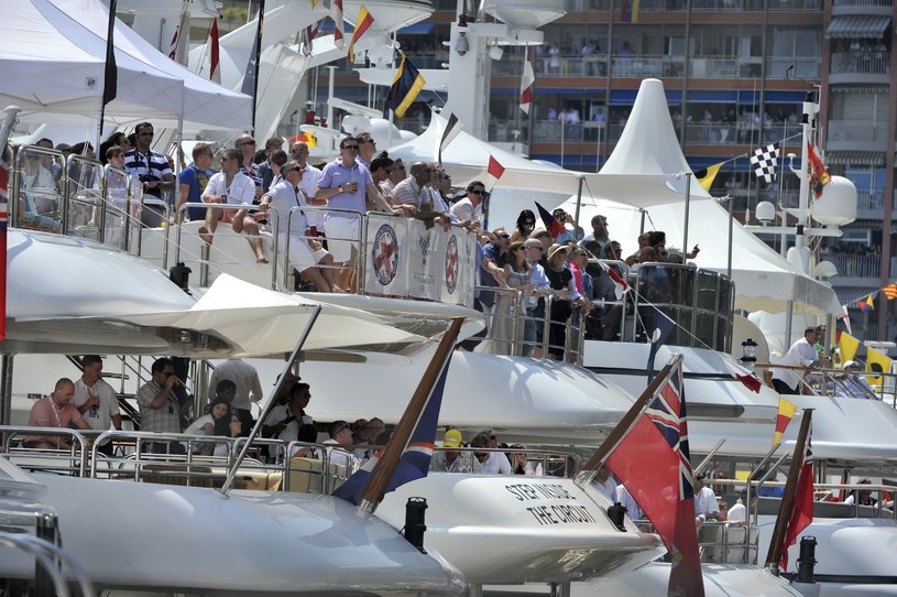 Sławni i bogaci oglądają wyścig z pokładów jachtów /&nbsp; /AFP