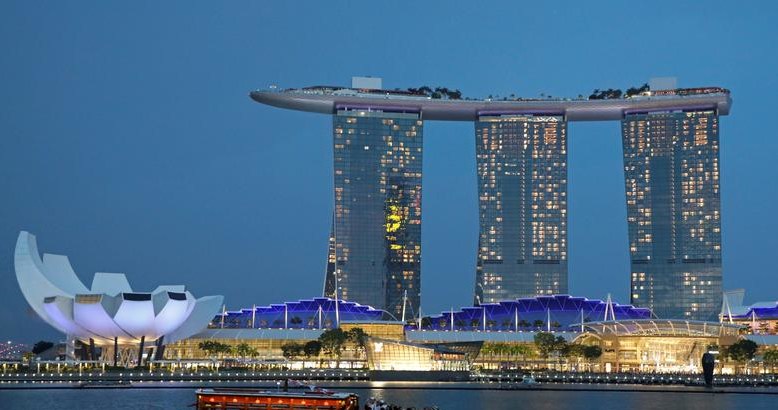 Sławny resort wypoczynkowy Marina Bay Sands to obecnie wizytówka Singapuru. W przyszłości jednak ten tytuł może jej odebrać 8 Shenton Way /© 2022 Reuters