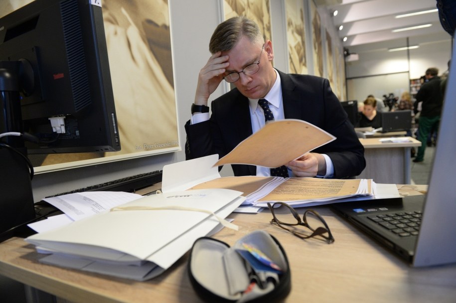 Sławomir Cenckiewicz zapoznaje się z dokumentami /PAP/Jacek Turczyk /PAP