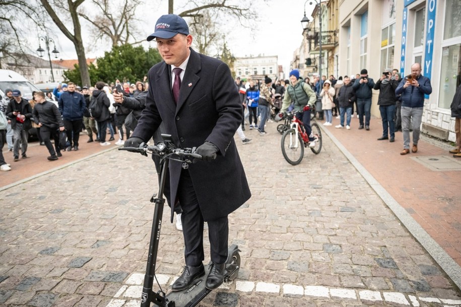 Sławomir Mentzen na hulajnodze (zdj. z kwietnia 2025) /Tytus Żmijewski /PAP