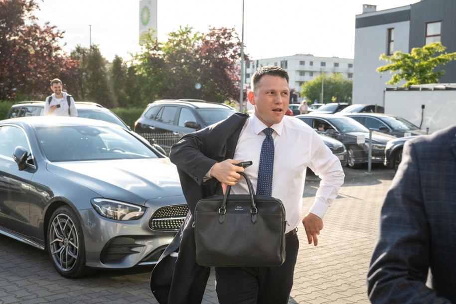 Sławomir Mentzen przed spotkaniem z Rafałem Trzaskowskim na swoim kanale na YT /Tytus Żmijewski /PAP