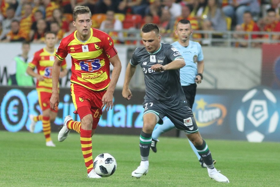 Sławomir Peszko (po prawej) z Lechii Gdańsk i piłkarz Jagiellonii Białystok Taras Romanczuk podczas meczu 1. kolejki Ekstraklasy sezonu 2018/19 /Artur Reszko /PAP