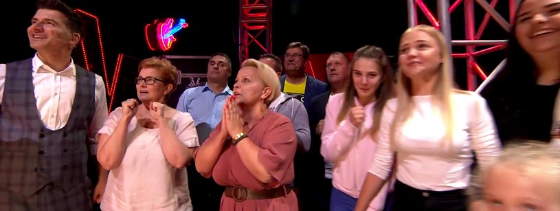 Sławomir Świerzyński oraz bliscy i rodzina Julii Jasińskiej za kulisami "The Voice of Poland" /TVP