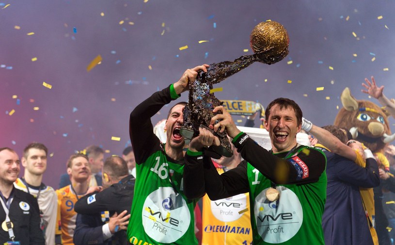 Sławomir Szmal (z prawej) wygrał Ligę Mistrzów w 2016 roku. Jako zawodnik Vive Kielce /Sascha Schuermann  /AFP
