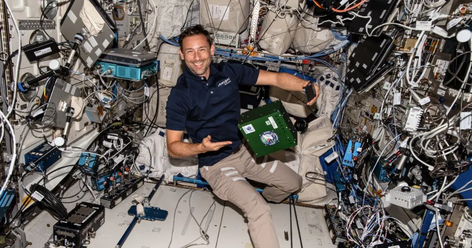 Sławosz Uznański-Wiśniewski jest pierwszym Polakiem, który znalazł się na ISS /Axiom Space /INTERIA.PL