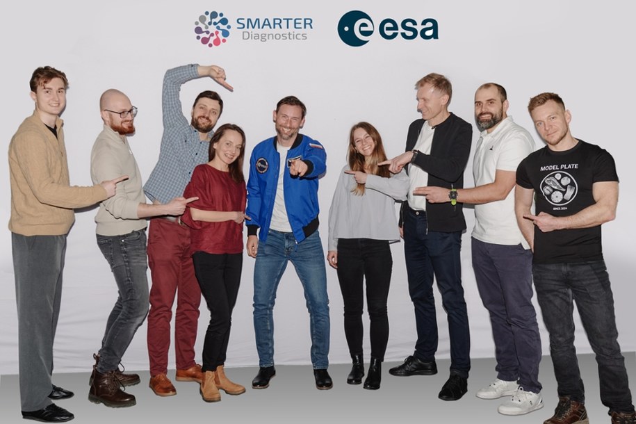 Sławosz Uznański-Wiśniewski z twórcami eksperymentu z firmy Smarter Diagnostics /POLSA /Materiały prasowe