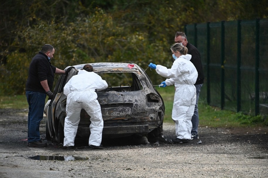 Śledczy badają auto, którym miał poruszać się sprawca ataku na wyspie Oleron w zachodniej Francji /CHRISTOPHE ARCHAMBAULT/AFP /East News