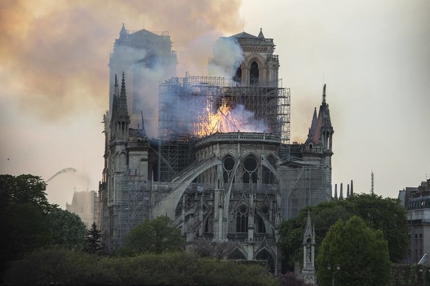 Śledczy badający sprawę pożaru paryskiej katedry Notre Dame sądzą, że przyczyną tragedii prawdopodobnie było zwarcie elektryczne /Blondet Eliot/ABACA /PAP/Abaca