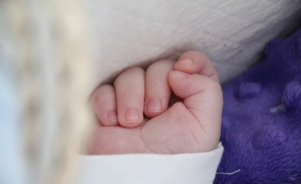 Śledczy chcą przesłuchać 12-latkę, która urodziła dziecko