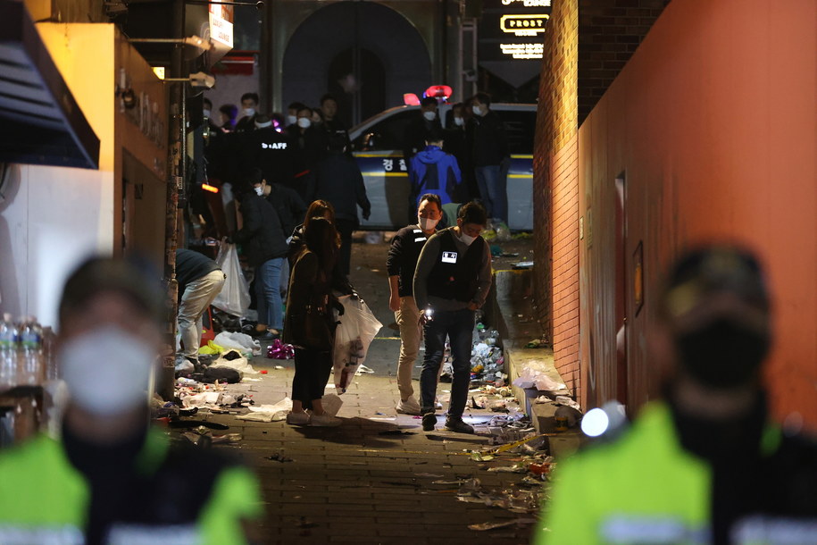 Śledczy na miejscu tragedii /YONHAP   /PAP/EPA