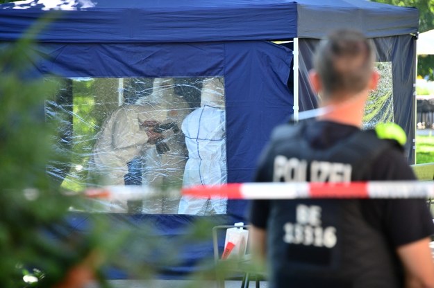 Śledczy na miejscu zabójstwa w parku Kleiner Tiergarten w sierpniu tego roku /Clemens Bilan /PAP/EPA