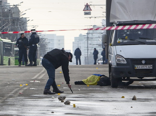 Śledczy na miejscu zamachu w Charkowie /PAP/EPA