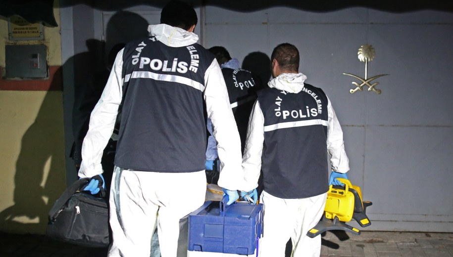 Śledczy przy saudyjskim konsulacie w Stambule /ERDEM SAHIN /PAP/EPA