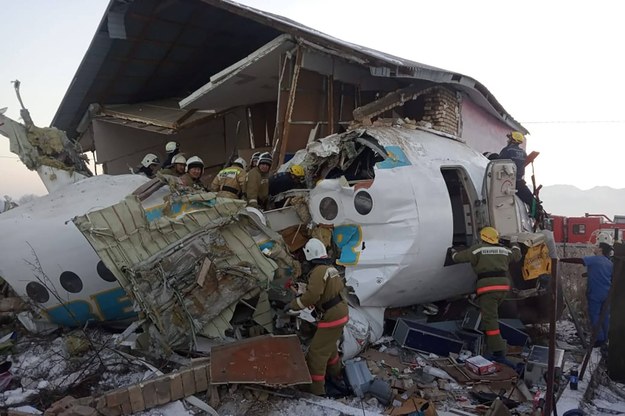 Śledczy rozpatrują trzy możliwe przyczyny katastrofy samolotu: błąd załogi, problemy techniczne i błąd w pracy służb nawigacyjnych. / 	ITAR-TASS    /PAP