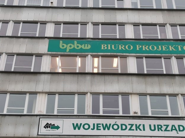 Śledczy wciąż pracują w wieżowcu przy ul. Głowackiego, na czwartym piętrze, gdzie mieści się kantor /Piotr Bułakowski /RMF FM