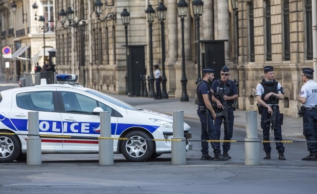 Śledczy weszli do rezydencji prezydenta Francji Emmanuela Macrona! Rewizja trwała niemal 2 godziny