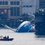 Śledczy wyjaśnią okoliczności przechylenia się doku ze statkiem w Gdyni 