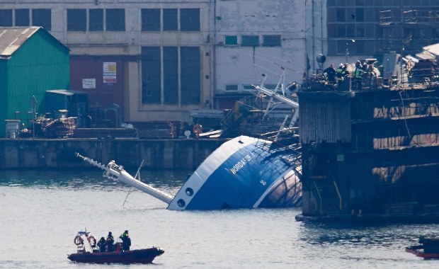 Śledczy wyjaśnią okoliczności przechylenia się doku ze statkiem w Gdyni 