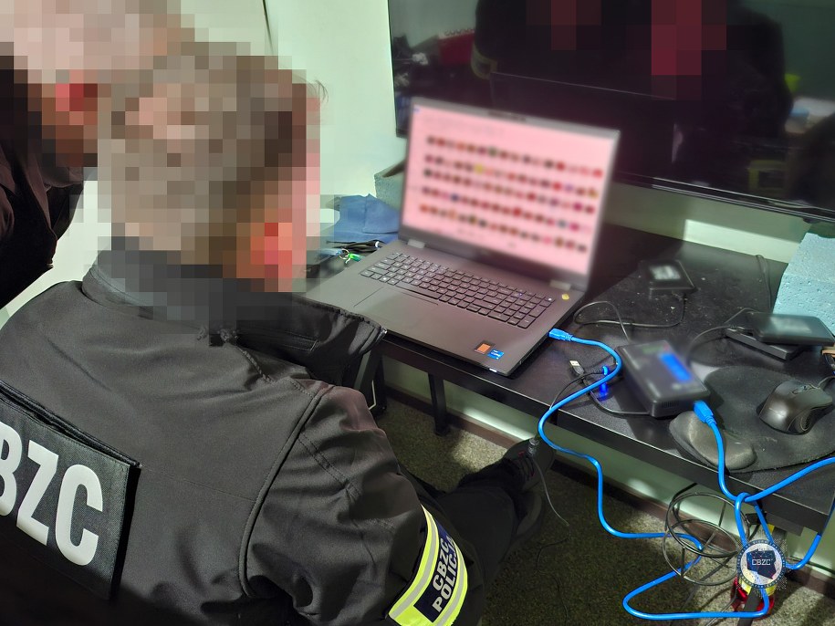 Śledczy zabezpieczyli 1655 urządzeń teleinformatycznych i nośników danych /Policja CBZC /Policja