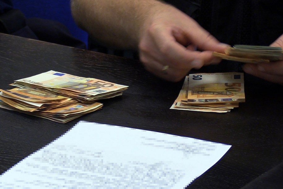 Śledczy zabezpieczyli mienie należące do podejrzanych, m.in. pieniądze. /CBŚP /Policja