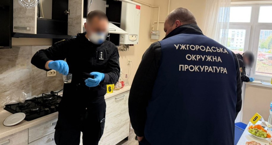 Śledczy zbierający dowody w mieszkaniu, w którym kobieta otruła ukraińskiego żołnierza /Zakarpattia Region Prosecutor's Office /