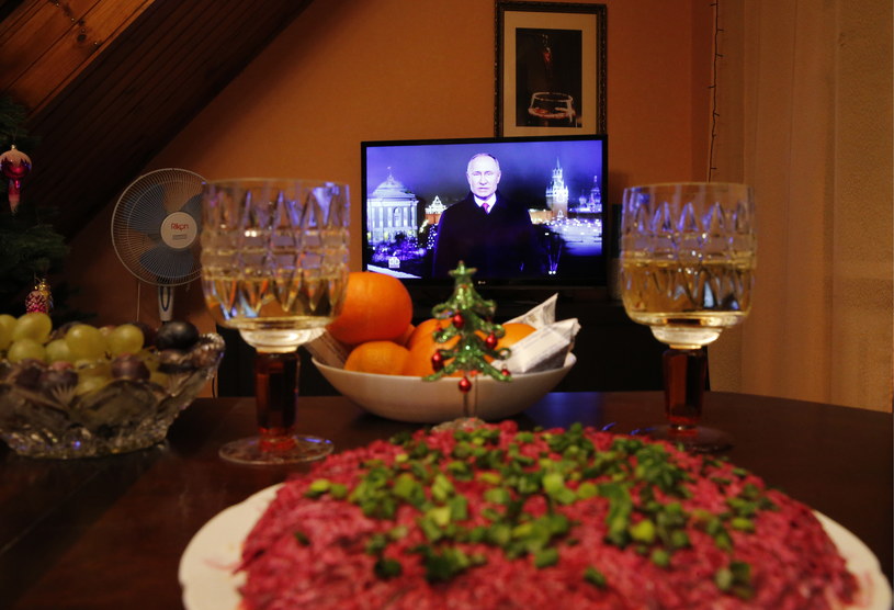 Śledź pod pierzynką, szampan i przemówienie Putina w telewizji - tak wygląda sylwester wielu Rosjan / Valery Matytsin\TASS  /Getty Images
