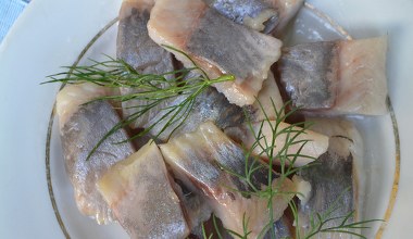 Śledzie mocz dokładnie tyle. Będą miękkie i odpowiednio słone